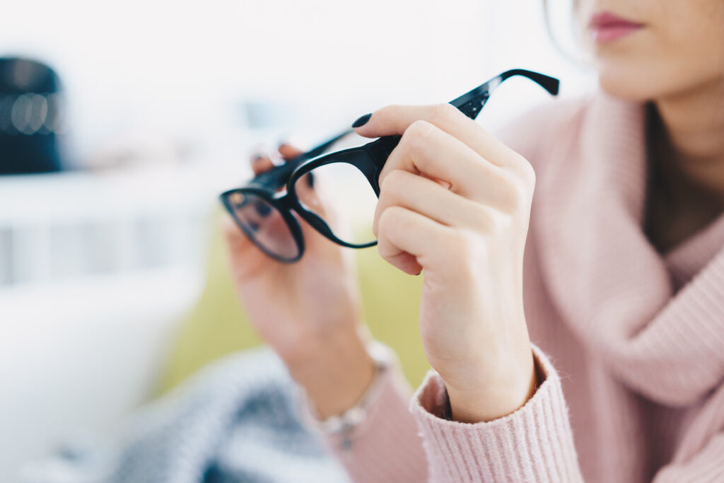 óculos feminino, os cuidados para manter o óculos sempre higienizado.